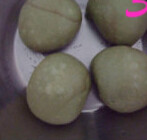 抹茶红豆包,把面团分割6份,滚圆松弛15分钟