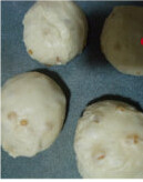 酸奶柠檬面包,把发酵好的面团分割成4份，滚圆松弛约15分钟