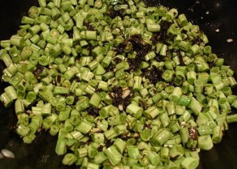 橄榄菜炒豆角,倒入切好的豆角粒一起大火翻炒3分钟,起锅前调入少许盐即可
