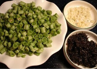 橄榄菜炒豆角,豆角切成粒,大蒜切碎备用