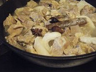 咖哩牛筋腩,起油锅,爆香姜,蒜头,然后加入牛筋腩同炒,加盐和八角,桂皮,草果,炒均匀