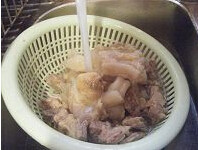 咖哩牛筋腩,先把牛筋煮30分钟,牛腩整块滚水煮15分钟,出水后,冲冷水,然后切成小块