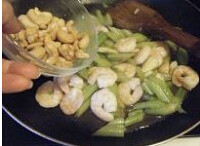 芹菜腰果炒虾仁,加料酒，盐，鸡粉调味，再炒匀后，放入蚝油，腰果，淋入香油，即可