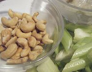 芹菜腰果炒虾仁,油锅烧至四成热时将腰果放入，用小火慢慢炸成金黄色，捞出沥干油分，放在吸油纸上