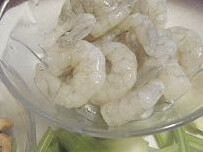 芹菜腰果炒虾仁,虾仁去掉虾肠，洗净，放盐和胡椒粉腌10分钟后，放入开水里煮熟，沥干水分