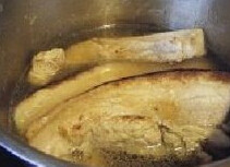 芋头扣肉 ,取起放在盘里放入之前煮五花肉的肉汤中泡大约2小时至皮面蓬松,切长方形片