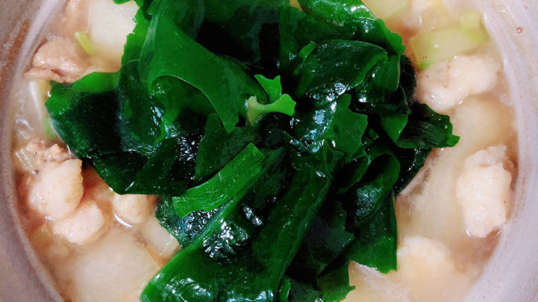 冬瓜瘦肉汤,放入裙带菜,煮3分钟。