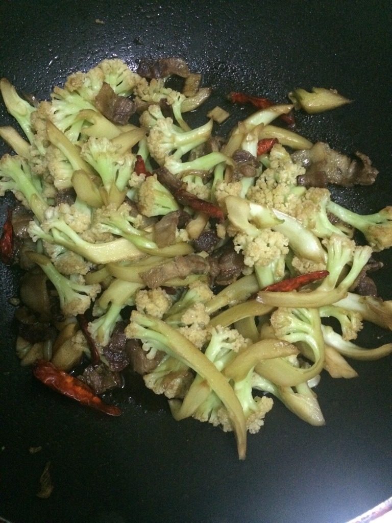 五花肉炒花菜,将五花肉煸干（不放一滴油哦，五花肉会出很多油）放入葱姜蒜辣椒炒几下，再放花菜炒，加点盐生抽继续炒，喜欢脆的少炒一会，喜欢软的就闷一闷，最后放一点鸡精 也可不放。