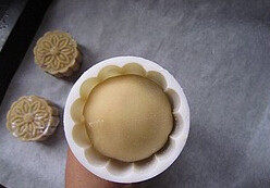 广式豆沙月饼,放入模具内,倒扣在铺了油纸的烤盘内,轻轻的压,脱模