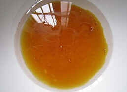 广式豆沙月饼,<a style='color:red;display:inline-block;' href='/shicai/ 4729'>豆沙馅</a>分成25g一个小球,转化糖浆,枧水,食用油倒入大碗内混