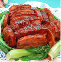 南乳扣肉,把蒸好的肉汤汁倒在锅中,勾个薄芡,淋在倒扣在碗里的肉上,并围上小青菜即可