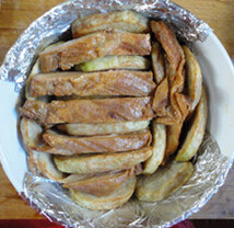 南乳扣肉,肉皮捞出,刷<a style='color:red;display:inline-block;' href='/shicai/ 692'>酱油</a>上色,切片,和芋头间隔摆入碗中