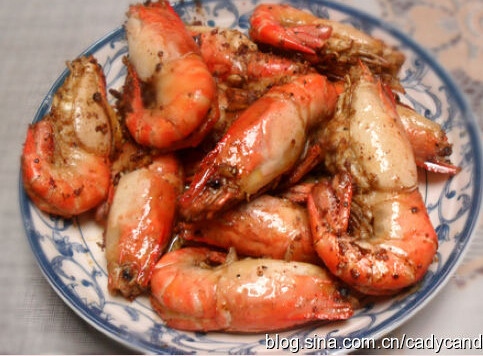 椒盐油爆大虾,虾熟透后撒上<a style='color:red;display:inline-block;' href='/shicai/ 134333'>黑胡椒</a>碎即可