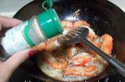 椒盐油爆大虾,虾都变红后，加入一点点料酒，盐，椒盐，糖翻炒