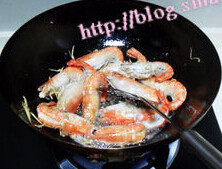 椒盐油爆大虾,<a style='color:red;display:inline-block;' href='/shicai/ 300'>虾</a>开背去掉<a style='color:red;display:inline-block;' href='/shicai/ 300'>虾</a>线，油热后姜丝先放，然后放入<a style='color:red;display:inline-block;' href='/shicai/ 300'>虾</a>，翻炒