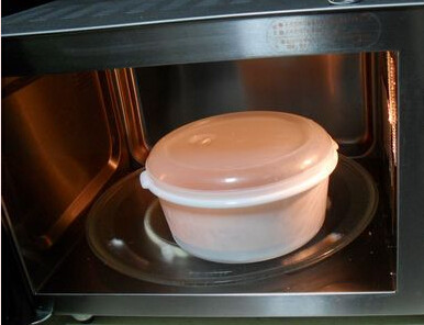 微波牛奶枣泥糕,高火4分半到5分钟。成型后切块即可