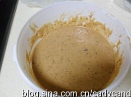 微波牛奶枣泥糕,面粉泡打粉过筛，加入鸡蛋，和冷却的枣泥浆混合，调成