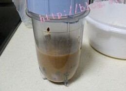 微波牛奶枣泥糕,红枣去核和红糖牛奶混合，微波高火热一分钟，放入榨汁机打成枣泥浆