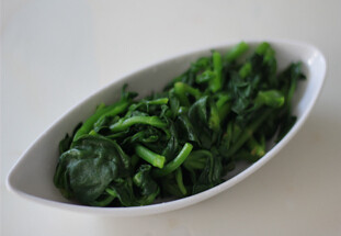 姜末穿心莲 ,放入凉水里，过凉挤干水分，摆盘