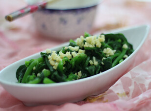 姜末穿心莲 ,调好的汁倒入摆好盘的穿心莲拌均，撒上<a style='color:red;display:inline-block;' href='/shicai/ 37'>姜</a>末即可