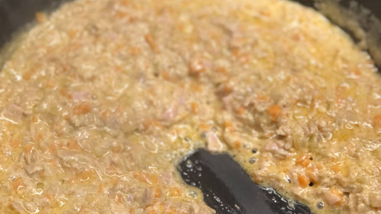 吞拿鱼意面🍝,我们需要把酱煮到这种粘稠的程度,酱汁推开后不会马上合并的状态。就可以了。