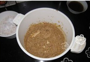 消化饼,分两次倒入全蛋液,加一次后用打蛋器充分搅打后再加下一次