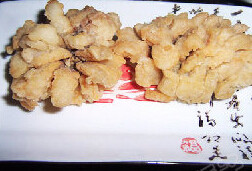 浇汁菊花鱼,等油温升高一些,再复炸鱼肉炸至金黄色的时候,捞出