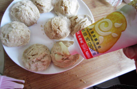奶酪肉松吐司饼,包好后在面包片上涂上炼乳,用硅胶刷刷均匀