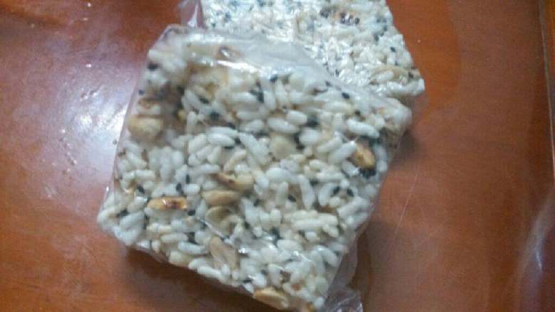 自制麻老,完全冷却后将块状麻老装袋,麻老成品完成拉。