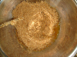经典重芝士蛋糕,把消化饼干放进保鲜袋里,用擀面杖压碎,倒入融化的黄油里抓匀