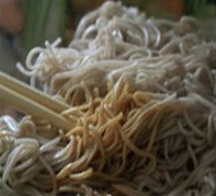 鲜虾焖面,加入面条,在面条上倒2汤勺海鲜酱油,用筷子搅至均匀上色