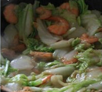 鲜虾焖面,待白菜变软糯,将白菜和虾均匀铺在锅底