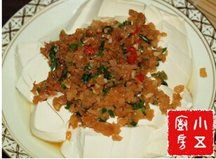 菜脯拌豆腐,下菜脯翻炒,加入生抽与白糖,翻炒均匀即起锅,倒在豆腐上,即可开吃