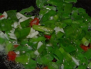 菜脯拌豆腐,热锅下油,爆香葱珠、蒜蓉与辣椒