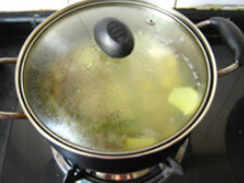 猪肚莲子汤,加入<a style='color:red;display:inline-block;' href='/shicai/ 674'>莲子</a>，葱姜和<a style='color:red;display:inline-block;' href='/shicai/ 894'>黄酒</a>，大火煮开后转小火煮2小时左右，最后加盐和胡椒粉调味
