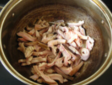 猪肚莲子汤,<a style='color:red;display:inline-block;' href='/shicai/ 422'>猪肚</a>清洗干净，切成丝，放入锅里，添加足够的清水