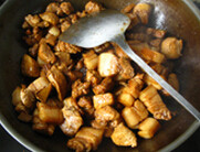 兰花干烧肉,油锅先煸香葱姜蒜，再倒入肉煸炒。淋入<a style='color:red;display:inline-block;' href='/shicai/ 894'>黄酒</a>。倒入<a style='color:red;display:inline-block;' href='/shicai/ 788'>生抽</a>、<a style='color:red;display:inline-block;' href='/shicai/ 762'>老抽</a>、冰<a style='color:red;display:inline-block;' href='/shicai/ 10588'>糖</a>翻炒上色