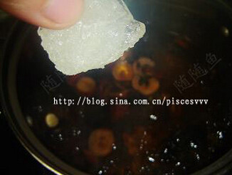 酸梅汤 ,大火烧开，转中小火煮40分钟，放入<a style='color:red;display:inline-block;' href='/shicai/ 866'>冰糖</a>，待<a style='color:red;display:inline-block;' href='/shicai/ 866'>冰糖</a>全部溶化后关火