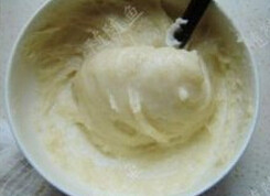 蜜红豆糯米糍,出锅后用筷子顺着一个方向搅拌至顺滑,冷却备用