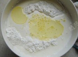 蜜红豆糯米糍,将糯米粉和玉米淀粉混合,将糖、玉米油、牛奶倒入粉中,一起搅拌均匀