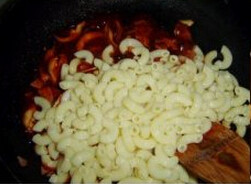 香菇培根意面,锅内入少许<a style='color:red;display:inline-block;' href='/shicai/ 851'>橄榄油</a>，倒入培根及香菇煸炒片刻，倒入一半<a style='color:red;display:inline-block;' href='/shicai/ 47124'>意面酱</a>继续翻炒