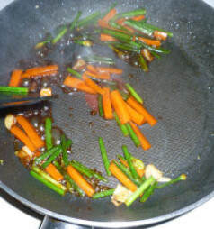 红烧日本豆腐,加入一勺耗油、一勺<a style='color:red;display:inline-block;' href='/shicai/ 788'>生抽</a>,加入水
