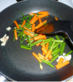 红烧日本豆腐,锅里下油,加入蒜,炒出蒜香后加入蒜薹+胡萝卜