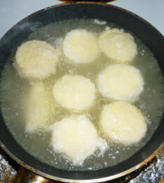 红烧日本豆腐,豆腐放在热油中滚一下,等到颜色变深了就捞出