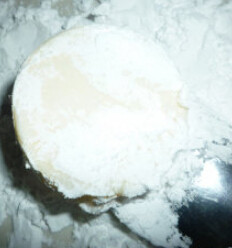 红烧日本豆腐,将豆腐切成大概1cm厚,沾了鸡蛋清后沾上生粉