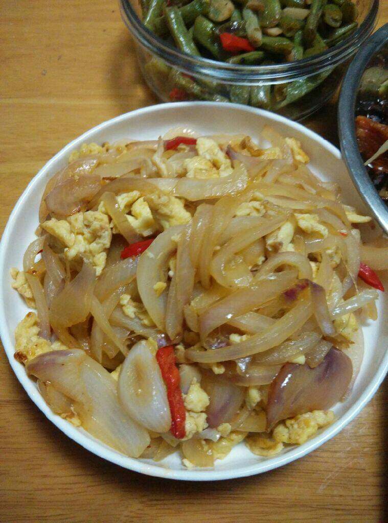 家常洋葱炒蛋,放入鸡蛋烩炒，胡椒粉最后放