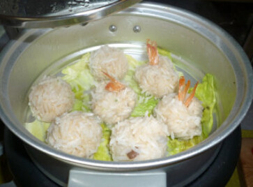 珍珠肉丸,手上抹点油，将肉球捏圆，裹上<a style='color:red;display:inline-block;' href='/shicai/ 498'>糯米</a>，在蒸锅上放几片菜叶，涂一层油