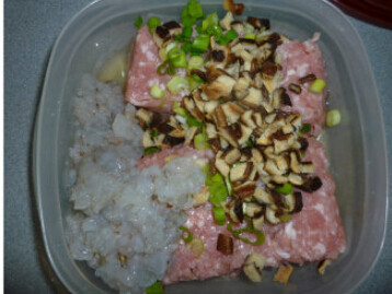 珍珠肉丸,将鸡<a style='color:red;display:inline-block;' href='/shicai/ 17'>蛋清</a>跟<a style='color:red;display:inline-block;' href='/shicai/ 34310'>猪肉糜</a>，<a style='color:red;display:inline-block;' href='/shicai/ 300'>虾</a>，<a style='color:red;display:inline-block;' href='/shicai/ 3250'>葱</a>，<a style='color:red;display:inline-block;' href='/shicai/ 3068'>冬菇</a>，混合搅匀
