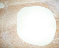 鲜虾拌肉锅贴,将温水加入<a style='color:red;display:inline-block;' href='/shicai/ 519'>面粉</a>,揉成光滑的面团,醒15分钟;揪出一小块,擀成面皮