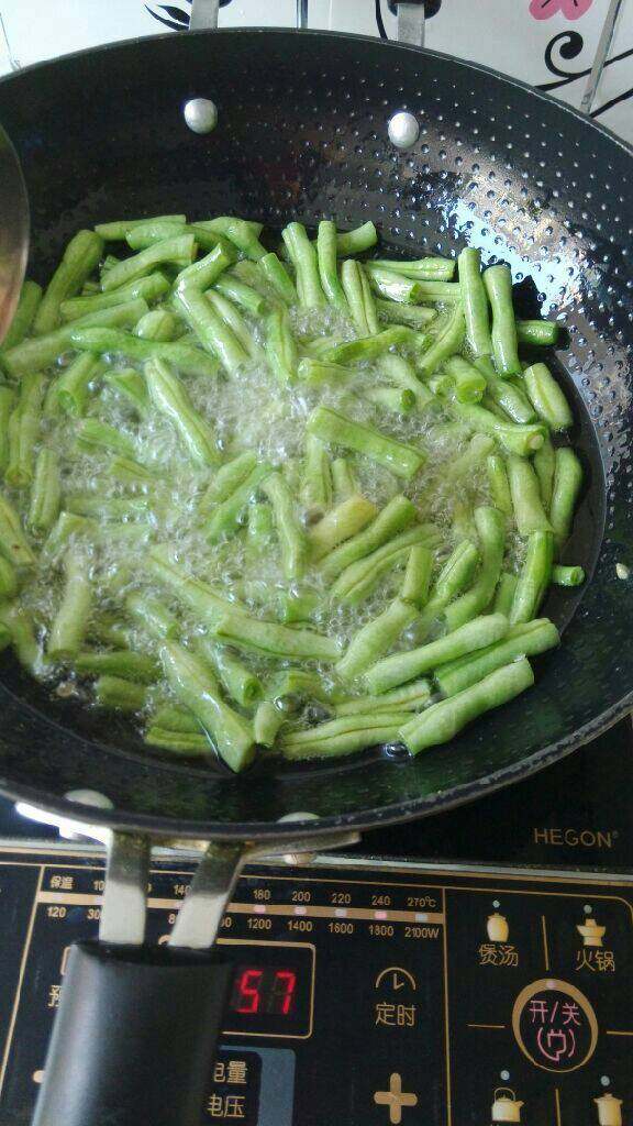 豆角炖土豆（新型）,锅中放油炸豆角